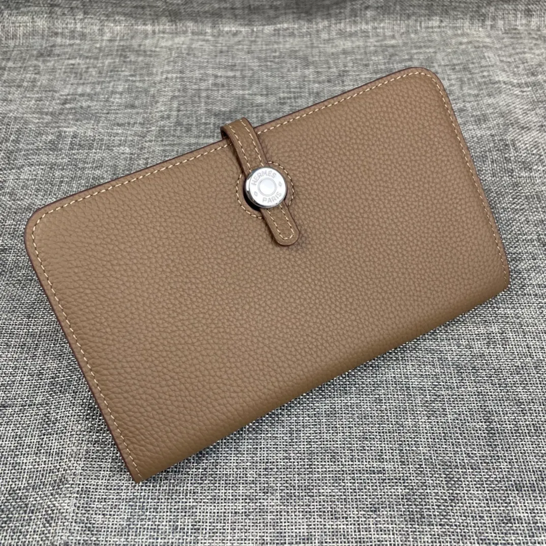 Original quality, p300💰 Hermès Dogon Duo detachable wallet Model: 533 silver buckle Made of togo calfskin, with original OEM code inside💄 Exquisite workmanship, 8 card slots, 1 banknote pocket, 2 additional pockets, a detachable coin purse and palladium-plated saddle nail lock Size: 20.1cm*12.5cm