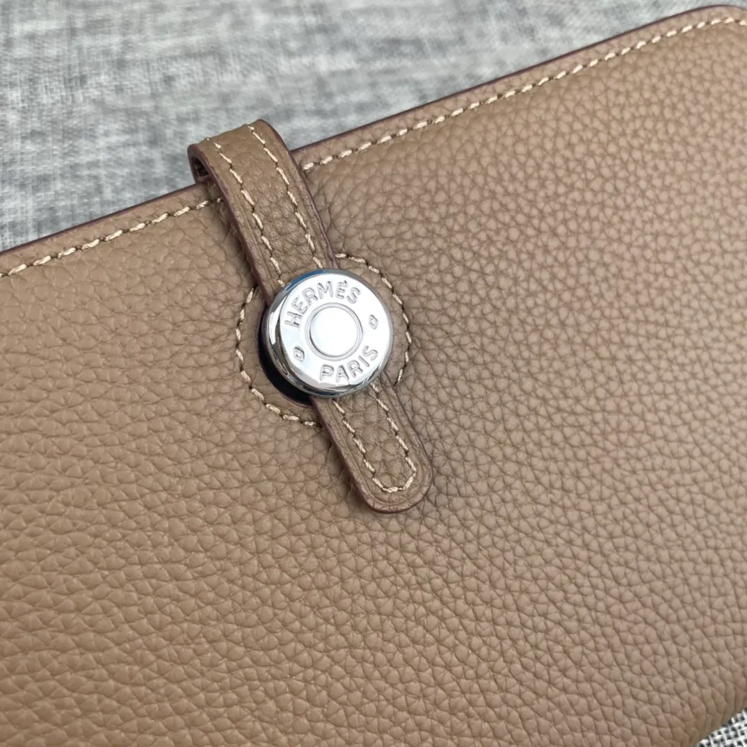 Original quality, p300💰 Hermès Dogon Duo detachable wallet Model: 533 silver buckle Made of togo calfskin, with original OEM code inside💄 Exquisite workmanship, 8 card slots, 1 banknote pocket, 2 additional pockets, a detachable coin purse and palladium-plated saddle nail lock Size: 20.1cm*12.5cm