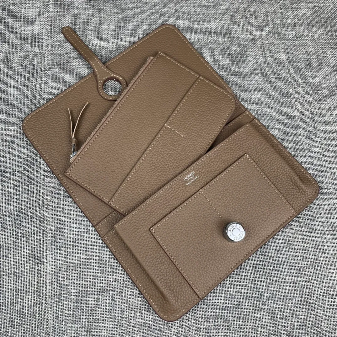 Original quality, p300💰 Hermès Dogon Duo detachable wallet Model: 533 silver buckle Made of togo calfskin, with original OEM code inside💄 Exquisite workmanship, 8 card slots, 1 banknote pocket, 2 additional pockets, a detachable coin purse and palladium-plated saddle nail lock Size: 20.1cm*12.5cm