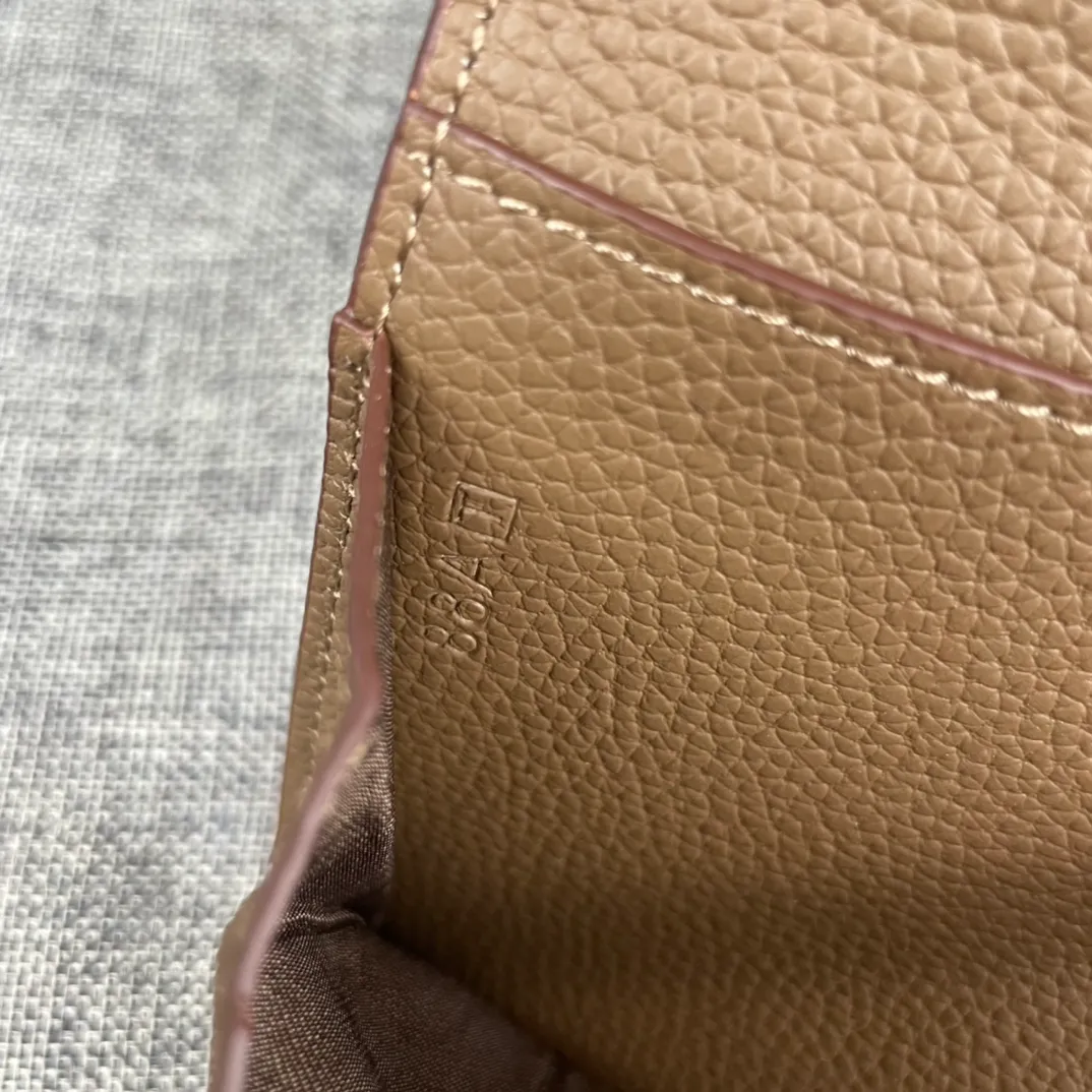 Original quality, p300💰 Hermès Dogon Duo detachable wallet Model: 533 silver buckle Made of togo calfskin, with original OEM code inside💄 Exquisite workmanship, 8 card slots, 1 banknote pocket, 2 additional pockets, a detachable coin purse and palladium-plated saddle nail lock Size: 20.1cm*12.5cm