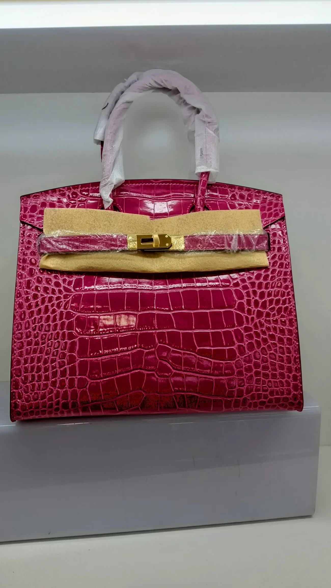 760💰 Crocodile pattern cowhide oil edge model: picture color, red, no holes, with long shoulder strap, size 30X13X26cm