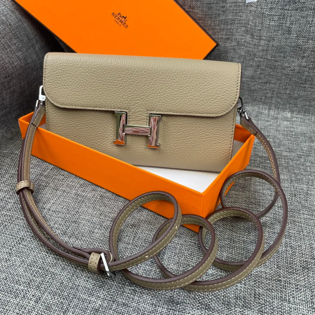 Hermes Constance p330💰 Hermes model: 9852 silver band togo leather size: 22*11cm 🇫🇷Overseas🇫🇷Imported Togo cowhide with original OEM code inside, soft and comfortable to the touch. The original replica is matched with silver hardware, exquisite and elegant, and the oil edge is straight and smooth🎈There are two large note slots, a zipper pocket, and 12 card slots🚚The shoulder strap is adjustable