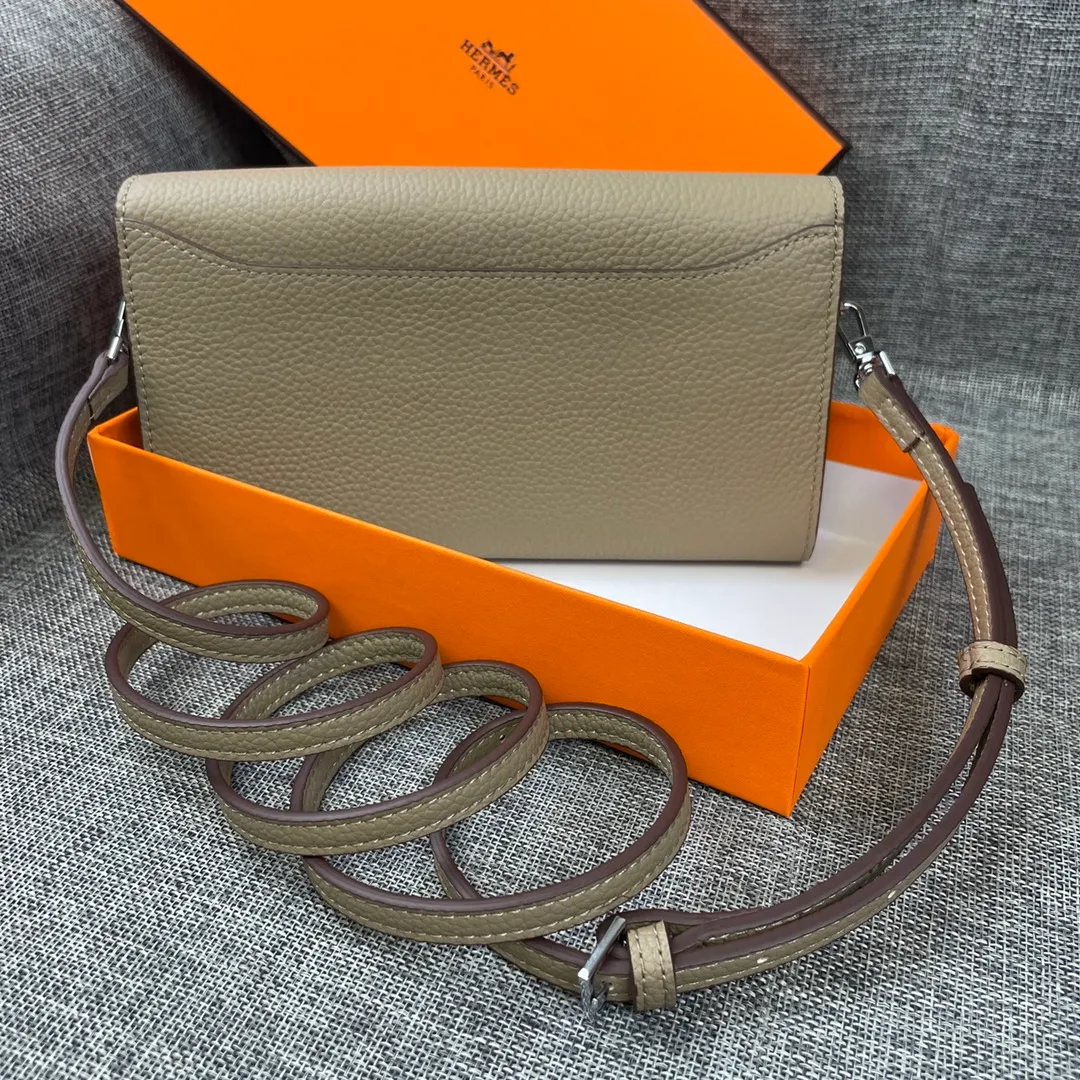 Hermes Constance p330💰 Hermes model: 9852 silver band togo leather size: 22*11cm 🇫🇷Overseas🇫🇷Imported Togo cowhide with original OEM code inside, soft and comfortable to the touch. The original replica is matched with silver hardware, exquisite and elegant, and the oil edge is straight and smooth🎈There are two large note slots, a zipper pocket, and 12 card slots🚚The shoulder strap is adjustable