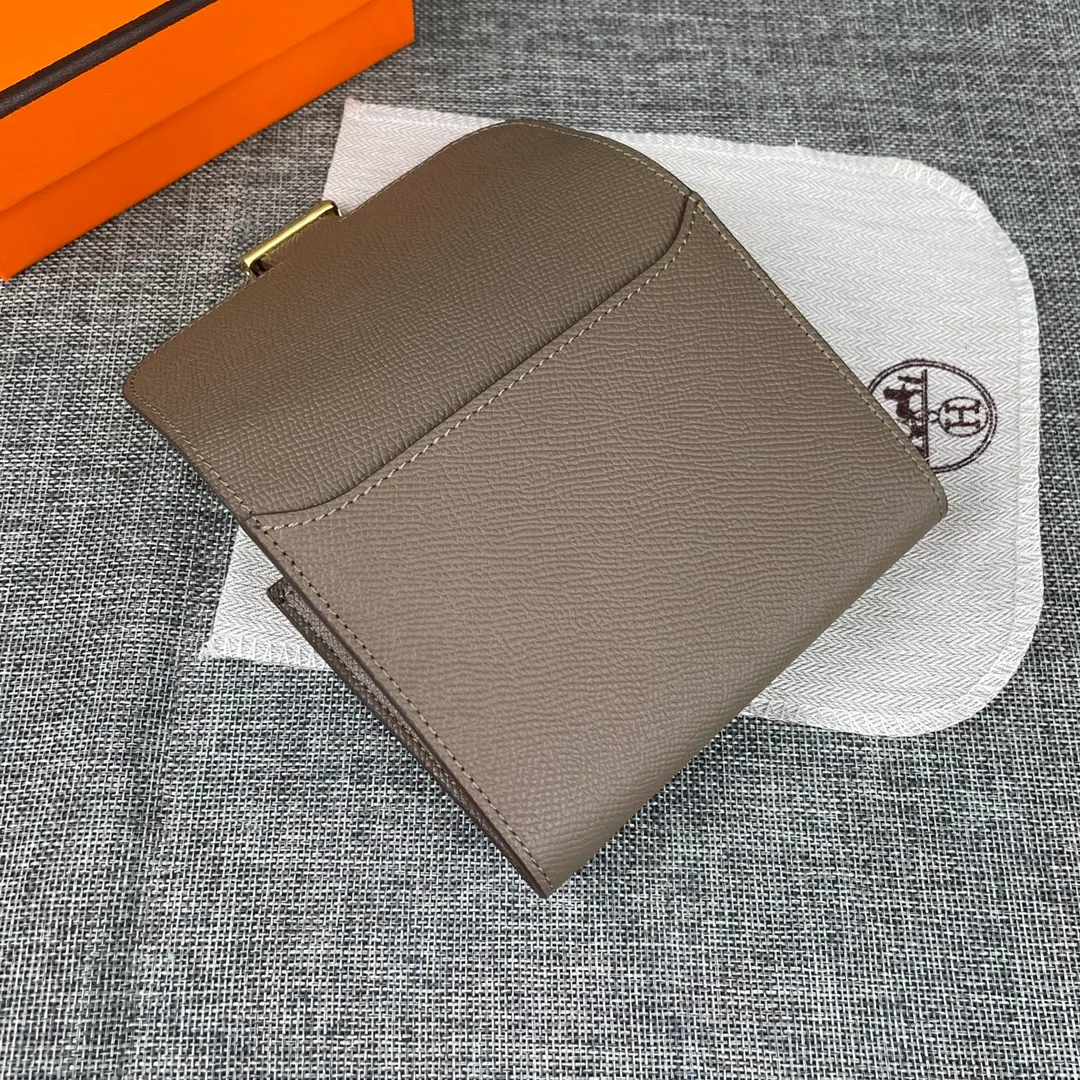 Hermes Constance p250💰 Model: 537 palm pattern gold buckle size: 13*11.8cm. Hermes🇫🇷overseas🇫🇷Imported T palm pattern cowhide, soft and comfortable to the touch. The original replica is matched with gold hardware, exquisite and elegant, and has the original OEM code inside. The oil edges are straight and smooth🎈There are two cash slots, a zipper pocket, and 3 card slots inside🚚