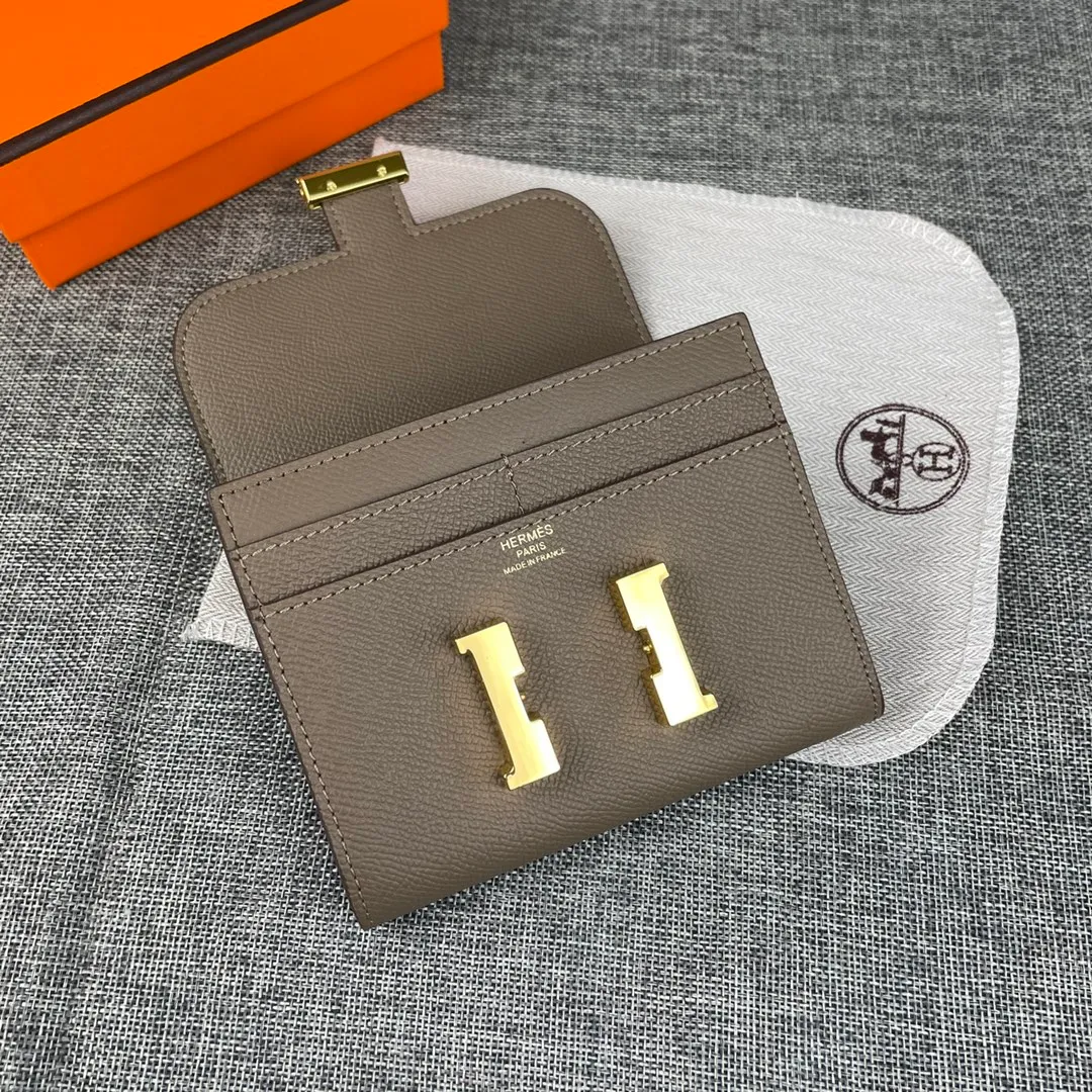 Hermes Constance p250💰 Model: 537 palm pattern gold buckle size: 13*11.8cm. Hermes🇫🇷overseas🇫🇷Imported T palm pattern cowhide, soft and comfortable to the touch. The original replica is matched with gold hardware, exquisite and elegant, and has the original OEM code inside. The oil edges are straight and smooth🎈There are two cash slots, a zipper pocket, and 3 card slots inside🚚