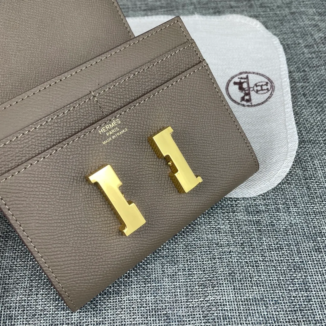 Hermes Constance p250💰 Model: 537 palm pattern gold buckle size: 13*11.8cm. Hermes🇫🇷overseas🇫🇷Imported T palm pattern cowhide, soft and comfortable to the touch. The original replica is matched with gold hardware, exquisite and elegant, and has the original OEM code inside. The oil edges are straight and smooth🎈There are two cash slots, a zipper pocket, and 3 card slots inside🚚