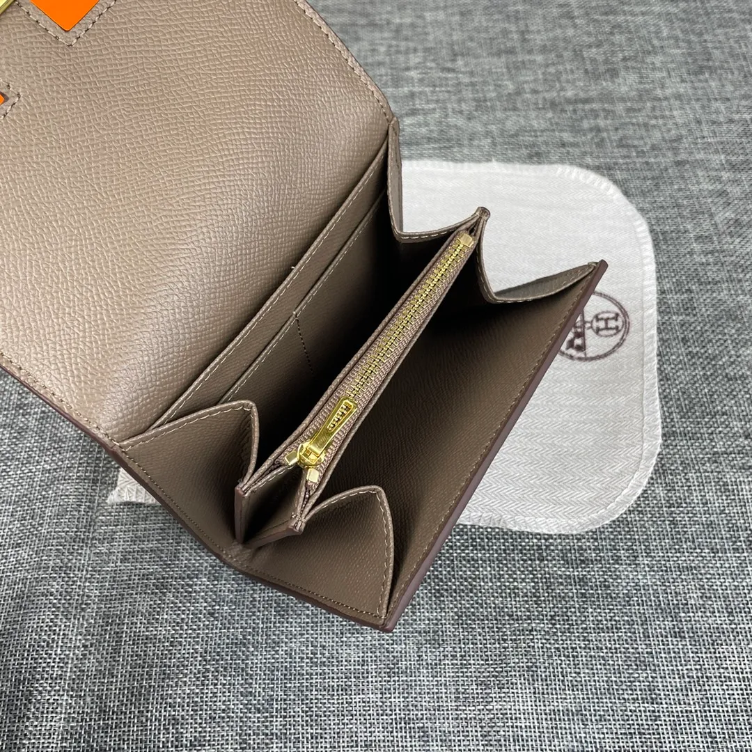 Hermes Constance p250💰 Model: 537 palm pattern gold buckle size: 13*11.8cm. Hermes🇫🇷overseas🇫🇷Imported T palm pattern cowhide, soft and comfortable to the touch. The original replica is matched with gold hardware, exquisite and elegant, and has the original OEM code inside. The oil edges are straight and smooth🎈There are two cash slots, a zipper pocket, and 3 card slots inside🚚