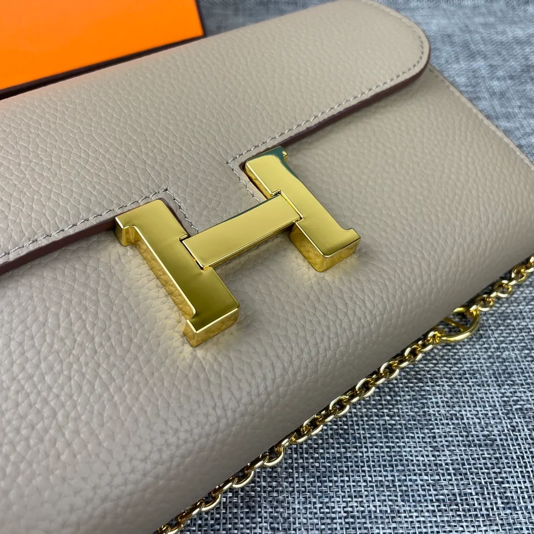 Hermes Constance p310💰 Hermes model: 9852 gold chain togo leather size: 22*11cm 🇫🇷Overseas🇫🇷Imported Togo cowhide, with original OEM code inside, soft and comfortable to the touch. The original replica is matched with silver hardware, exquisite and elegant, and the oil edge is straight and smooth🎈There are two large note slots, a zipper pocket, and 12 card slots🚚The gold chain is 120cm long