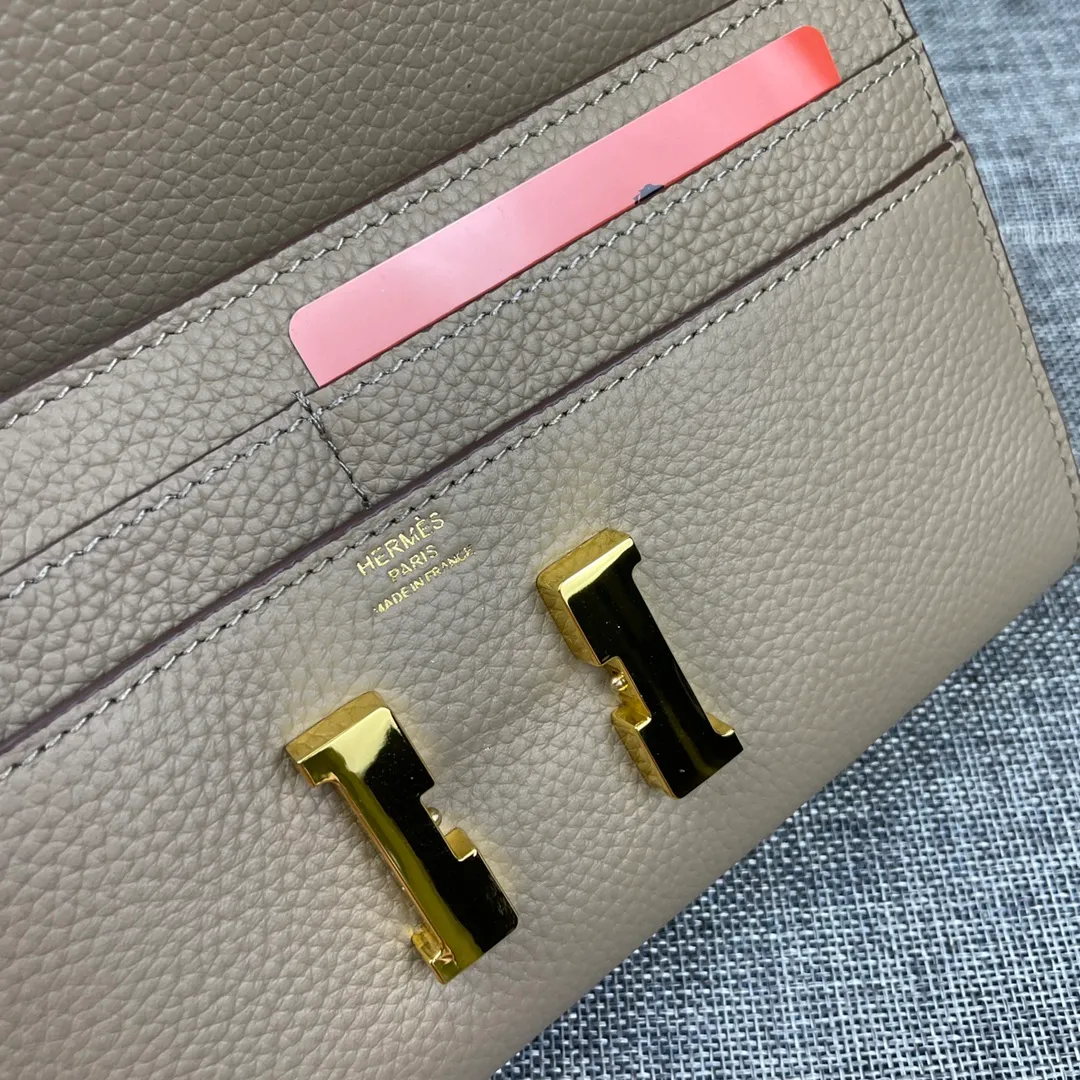 Hermes Constance p310💰 Hermes model: 9852 gold chain togo leather size: 22*11cm 🇫🇷Overseas🇫🇷Imported Togo cowhide, with original OEM code inside, soft and comfortable to the touch. The original replica is matched with silver hardware, exquisite and elegant, and the oil edge is straight and smooth🎈There are two large note slots, a zipper pocket, and 12 card slots🚚The gold chain is 120cm long