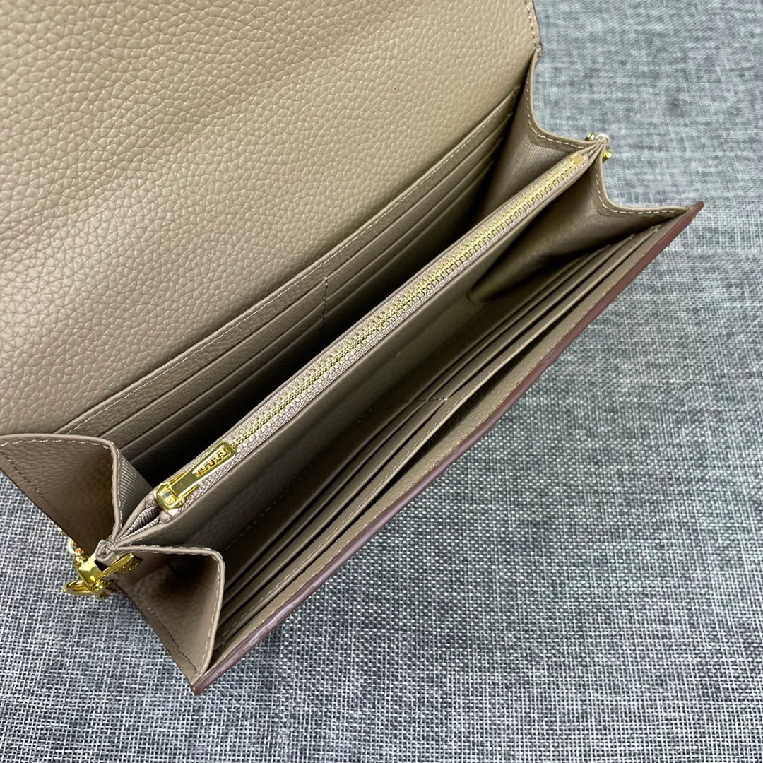 Hermes Constance p310💰 Hermes model: 9852 gold chain togo leather size: 22*11cm 🇫🇷Overseas🇫🇷Imported Togo cowhide, with original OEM code inside, soft and comfortable to the touch. The original replica is matched with silver hardware, exquisite and elegant, and the oil edge is straight and smooth🎈There are two large note slots, a zipper pocket, and 12 card slots🚚The gold chain is 120cm long
