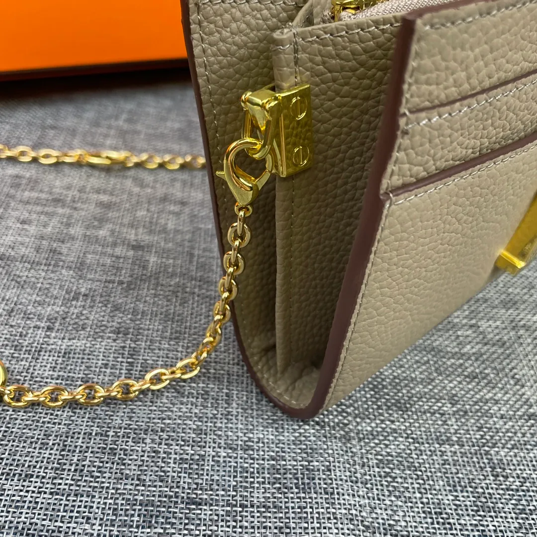 Hermes Constance p310💰 Hermes model: 9852 gold chain togo leather size: 22*11cm 🇫🇷Overseas🇫🇷Imported Togo cowhide, with original OEM code inside, soft and comfortable to the touch. The original replica is matched with silver hardware, exquisite and elegant, and the oil edge is straight and smooth🎈There are two large note slots, a zipper pocket, and 12 card slots🚚The gold chain is 120cm long