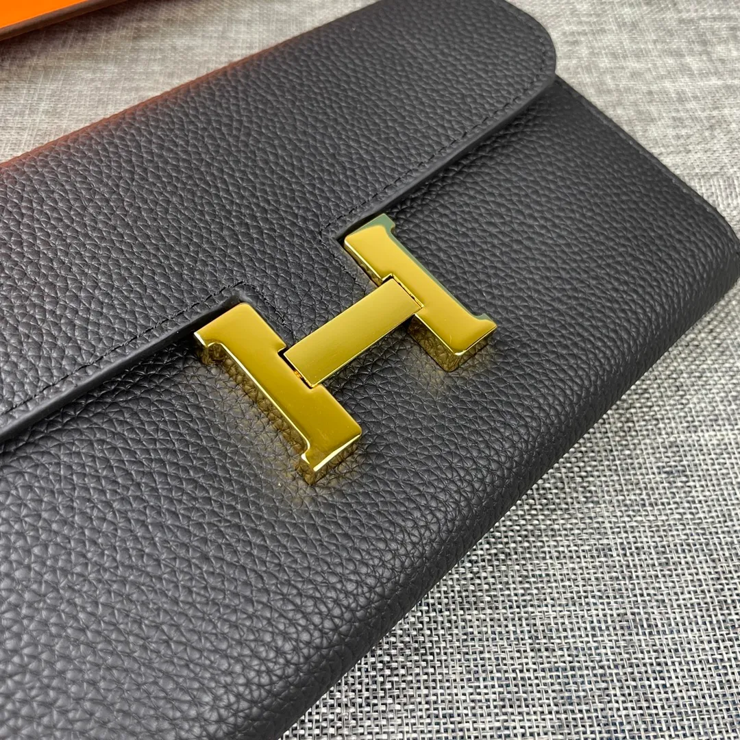 Hermes Constance p310💰 Hermes model: 9852 gold chain togo leather size: 22*11cm 🇫🇷Overseas🇫🇷Imported Togo cowhide, with original OEM code inside, soft and comfortable to the touch. The original replica is matched with silver hardware, exquisite and elegant, and the oil edge is straight and smooth🎈There are two large note slots, a zipper pocket, and 12 card slots🚚The gold chain is 120cm long