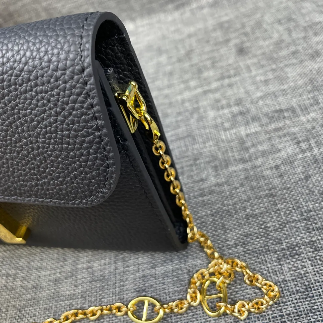 Hermes Constance p310💰 Hermes model: 9852 gold chain togo leather size: 22*11cm 🇫🇷Overseas🇫🇷Imported Togo cowhide, with original OEM code inside, soft and comfortable to the touch. The original replica is matched with silver hardware, exquisite and elegant, and the oil edge is straight and smooth🎈There are two large note slots, a zipper pocket, and 12 card slots🚚The gold chain is 120cm long