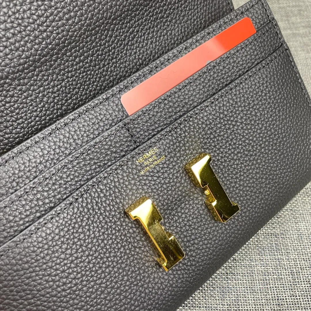 Hermes Constance p310💰 Hermes model: 9852 gold chain togo leather size: 22*11cm 🇫🇷Overseas🇫🇷Imported Togo cowhide, with original OEM code inside, soft and comfortable to the touch. The original replica is matched with silver hardware, exquisite and elegant, and the oil edge is straight and smooth🎈There are two large note slots, a zipper pocket, and 12 card slots🚚The gold chain is 120cm long