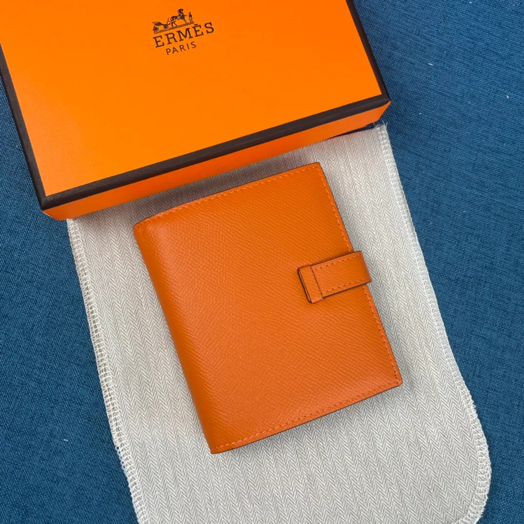 [Hermes original order] p230💰 Hermès new solid color leather pocket vertical wallet 💋Counter copy, original hardware, original OEM code inside 💋Soft feel 🎉Oil edges are straight and smooth, compare with the counter 💋Material: imported palm print cowhide 💋Size: 10*12CM. 💋Model: 5120 palm print