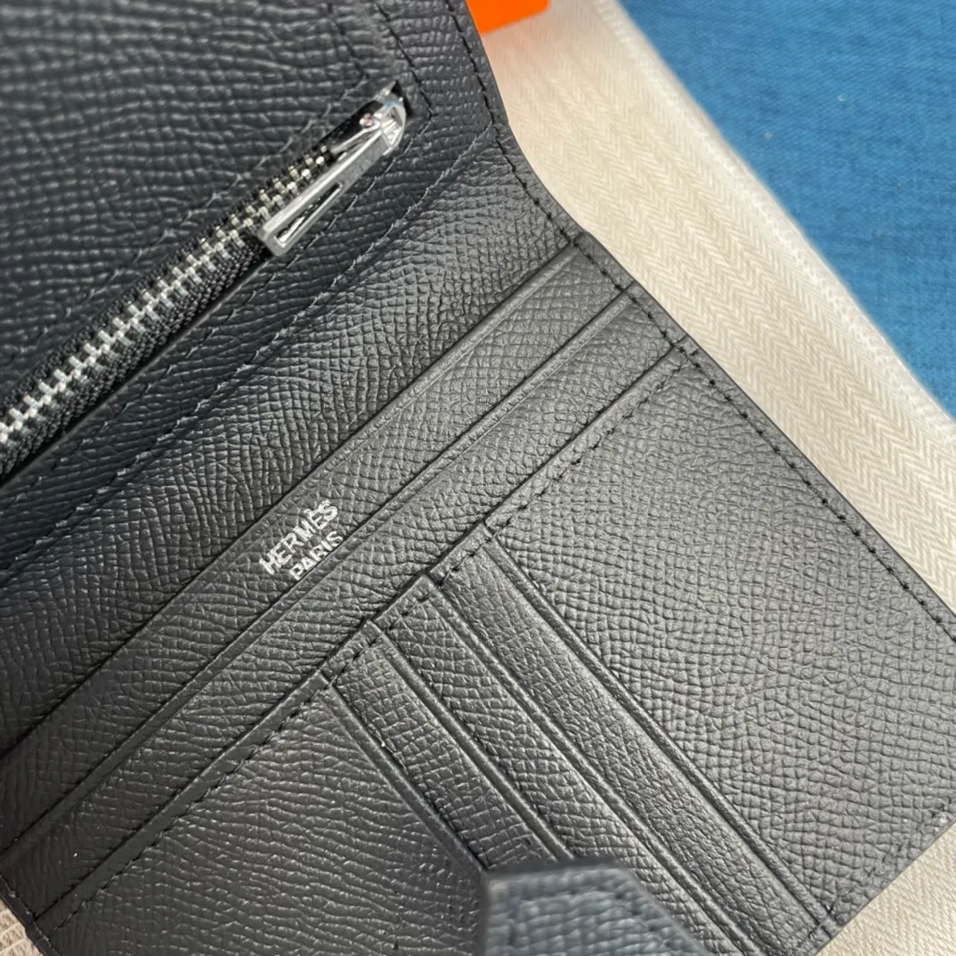 [Hermes original order] p230💰 Hermès new solid color leather pocket vertical wallet 💋Counter copy, original hardware, original OEM code inside 💋Soft feel 🎉Oil edges are straight and smooth, compare with the counter 💋Material: imported palm print cowhide 💋Size: 10*12CM. 💋Model: 5120 palm print
