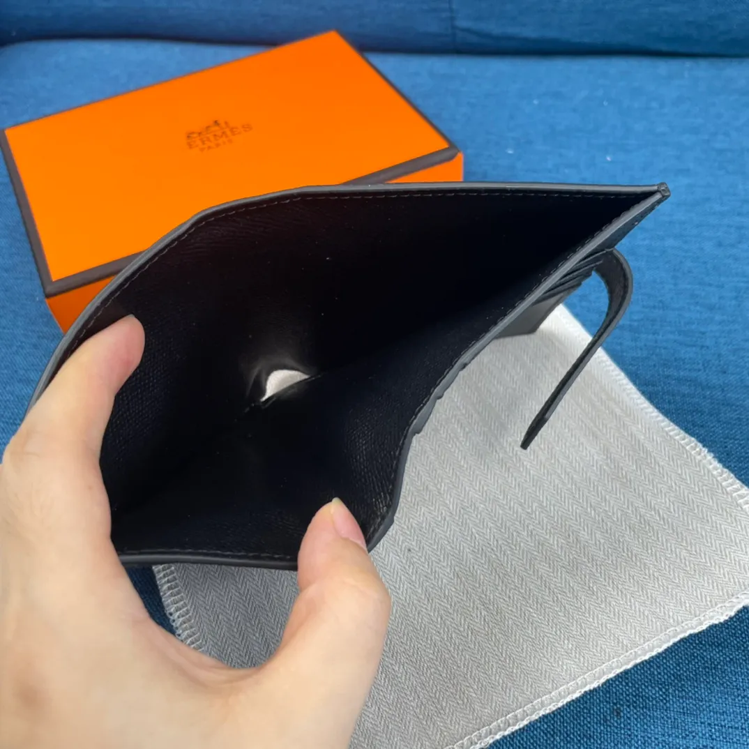 [Hermes original order] p230💰 Hermès new solid color leather pocket vertical wallet 💋Counter copy, original hardware, original OEM code inside 💋Soft feel 🎉Oil edges are straight and smooth, compare with the counter 💋Material: imported palm print cowhide 💋Size: 10*12CM. 💋Model: 5120 palm print