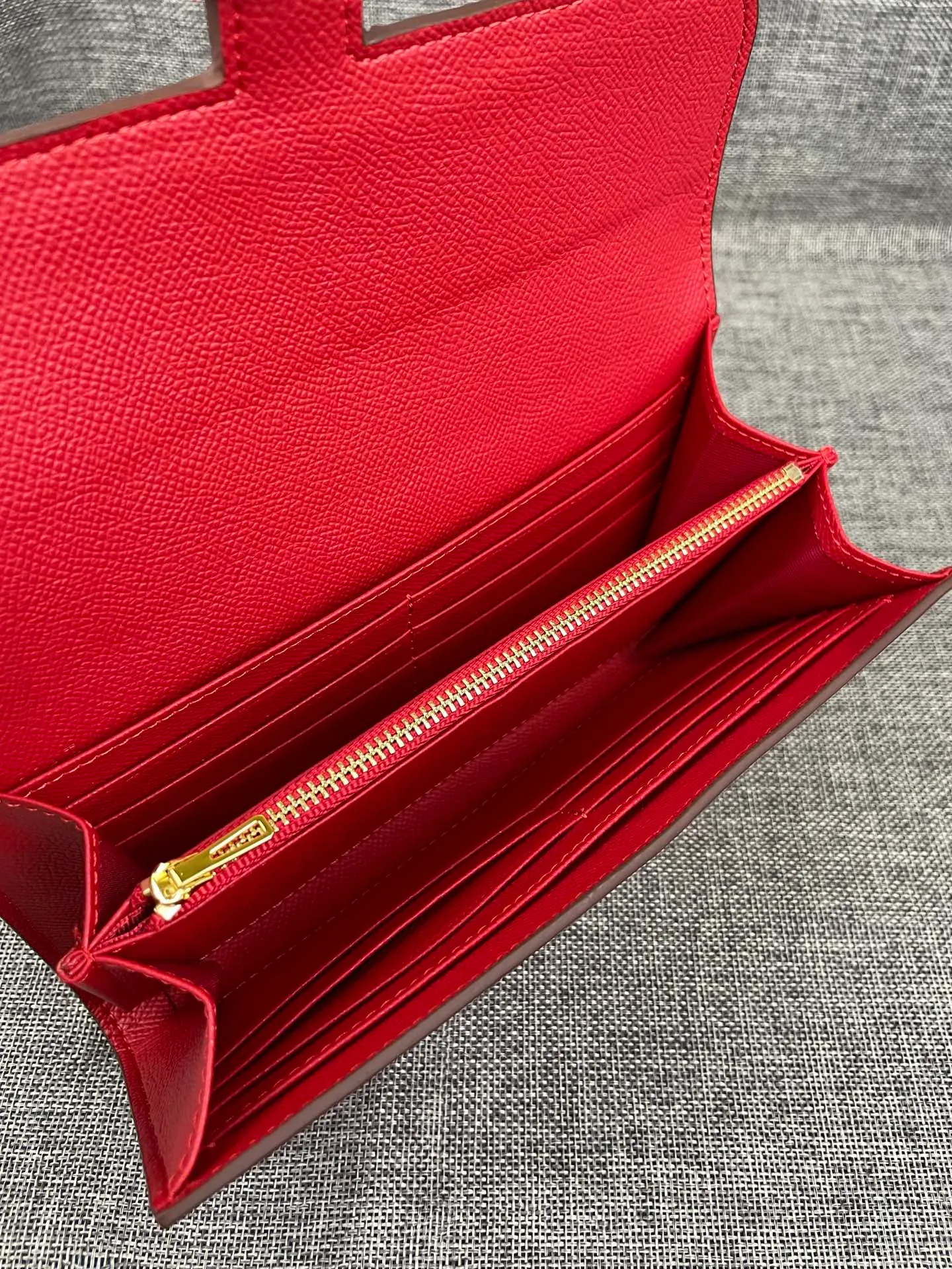 Hermes Constance Original Order p290💰 Model: 539 Palm Pattern Gold Buckle Size: 22*11cm Hermes🇫🇷Overseas🇫🇷Imported cowhide, soft and comfortable to the touch. Counter version, OEM code inside, original replica with gold hardware, exquisite and elegant, oil edge is straight and smooth🎈There are two large note slots, a zipper pocket, and 12 card slots🚚