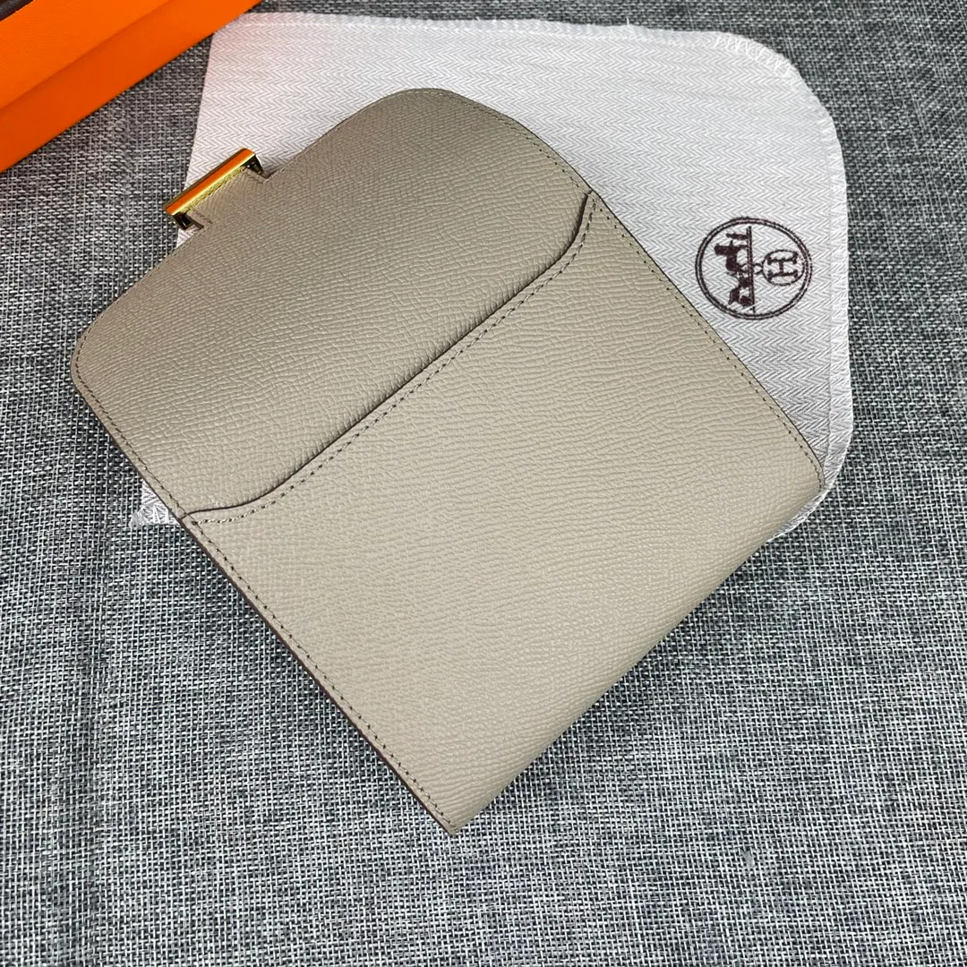 Hermes Constance p250💰 Model: 537 palm pattern gold buckle size: 13*11.8cm. Hermes🇫🇷overseas🇫🇷Imported T palm pattern cowhide, soft and comfortable to the touch. The original replica is matched with gold hardware, exquisite and elegant, and has the original OEM code inside. The oil edges are straight and smooth🎈There are two cash slots, a zipper pocket, and 3 card slots inside🚚