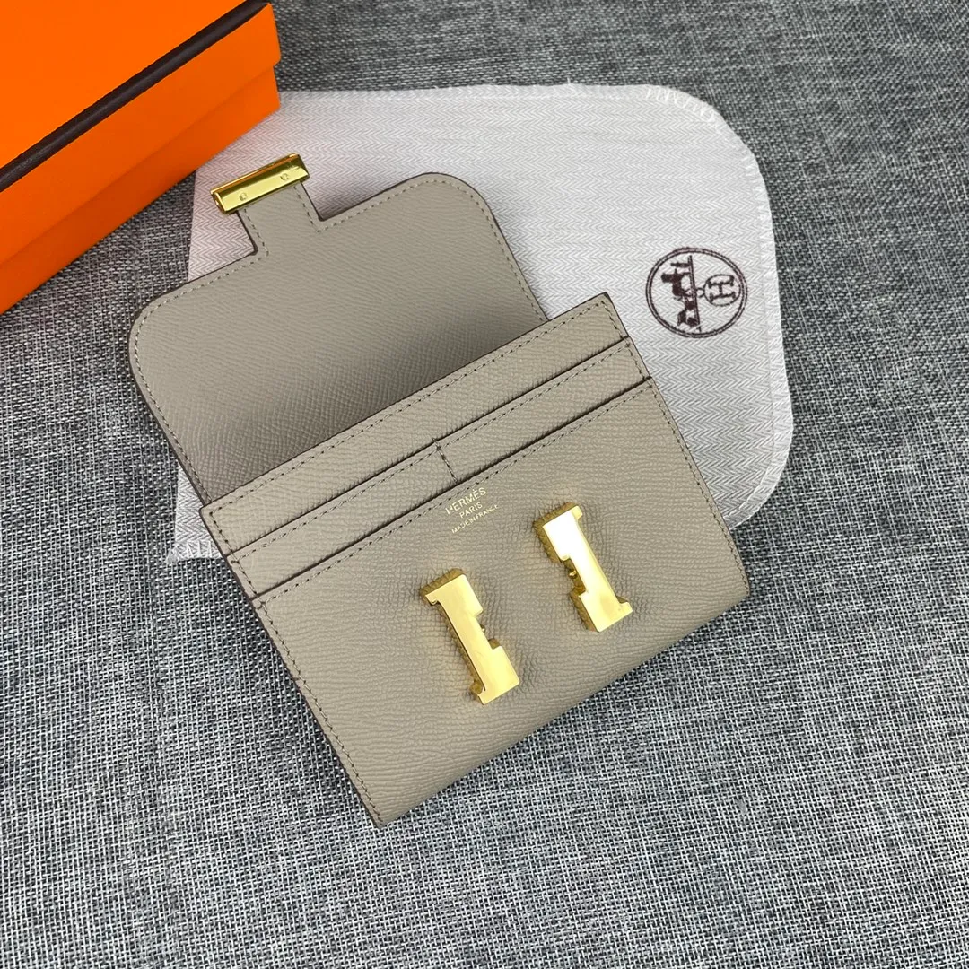 Hermes Constance p250💰 Model: 537 palm pattern gold buckle size: 13*11.8cm. Hermes🇫🇷overseas🇫🇷Imported T palm pattern cowhide, soft and comfortable to the touch. The original replica is matched with gold hardware, exquisite and elegant, and has the original OEM code inside. The oil edges are straight and smooth🎈There are two cash slots, a zipper pocket, and 3 card slots inside🚚