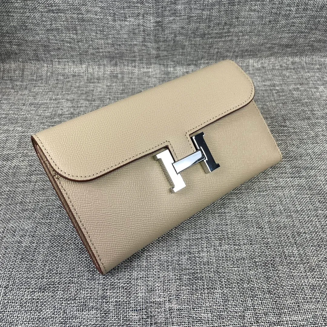 Hermes Constance original order p290💰 Model: 539 palm print silver buckle size: 22*11cm Hermes🇫🇷overseas🇫🇷 imported cowhide, soft and comfortable to the touch. Counter version, OEM code inside, original replica with gold hardware, exquisite and elegant, oil edge is straight and smooth🎈There are two large note slots, a zipper pocket, and 12 card slots🚚