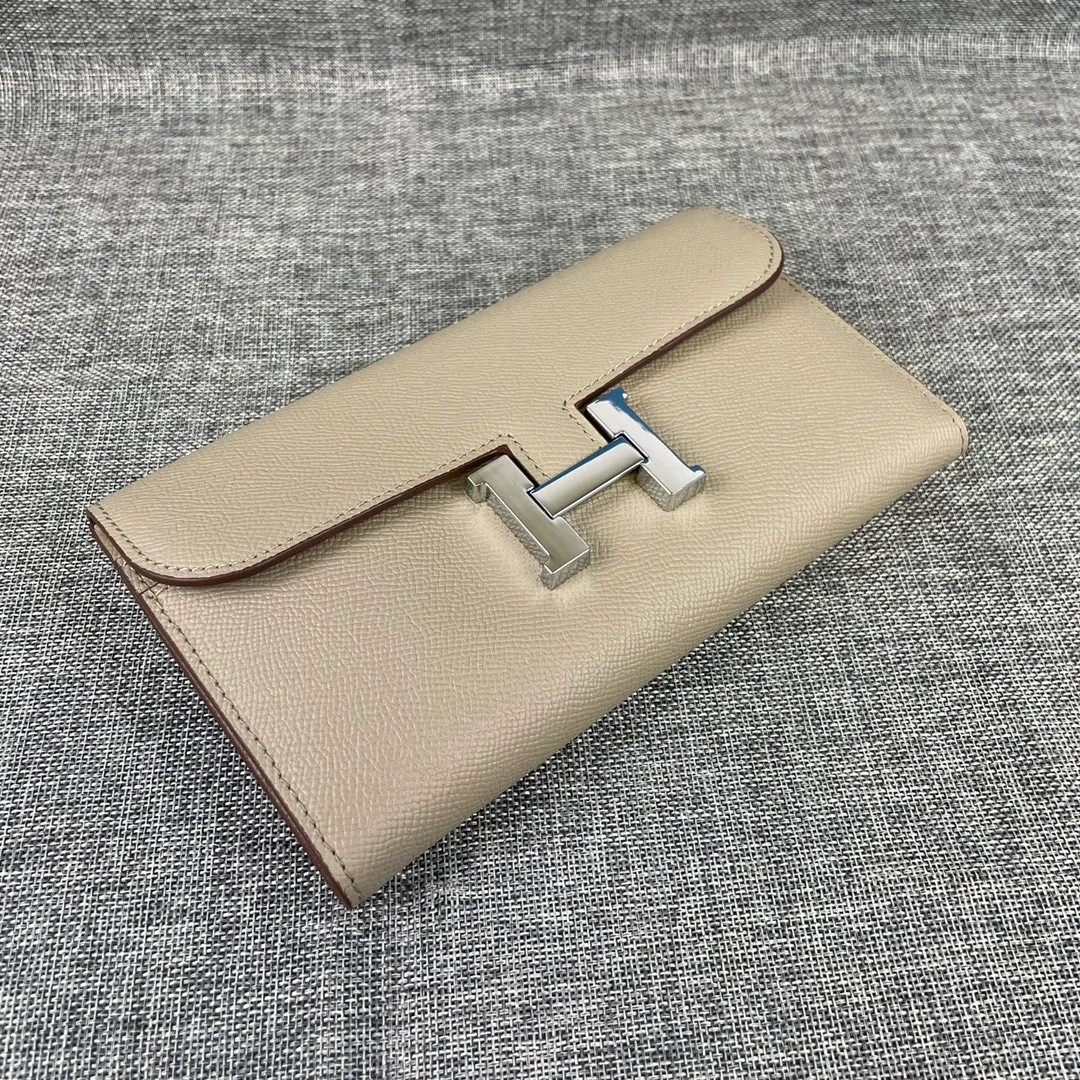 Hermes Constance original order p290💰 Model: 539 palm print silver buckle size: 22*11cm Hermes🇫🇷overseas🇫🇷 imported cowhide, soft and comfortable to the touch. Counter version, OEM code inside, original replica with gold hardware, exquisite and elegant, oil edge is straight and smooth🎈There are two large note slots, a zipper pocket, and 12 card slots🚚