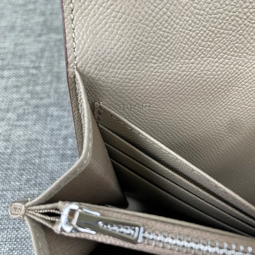 Hermes Constance original order p290💰 Model: 539 palm print silver buckle size: 22*11cm Hermes🇫🇷overseas🇫🇷 imported cowhide, soft and comfortable to the touch. Counter version, OEM code inside, original replica with gold hardware, exquisite and elegant, oil edge is straight and smooth🎈There are two large note slots, a zipper pocket, and 12 card slots🚚