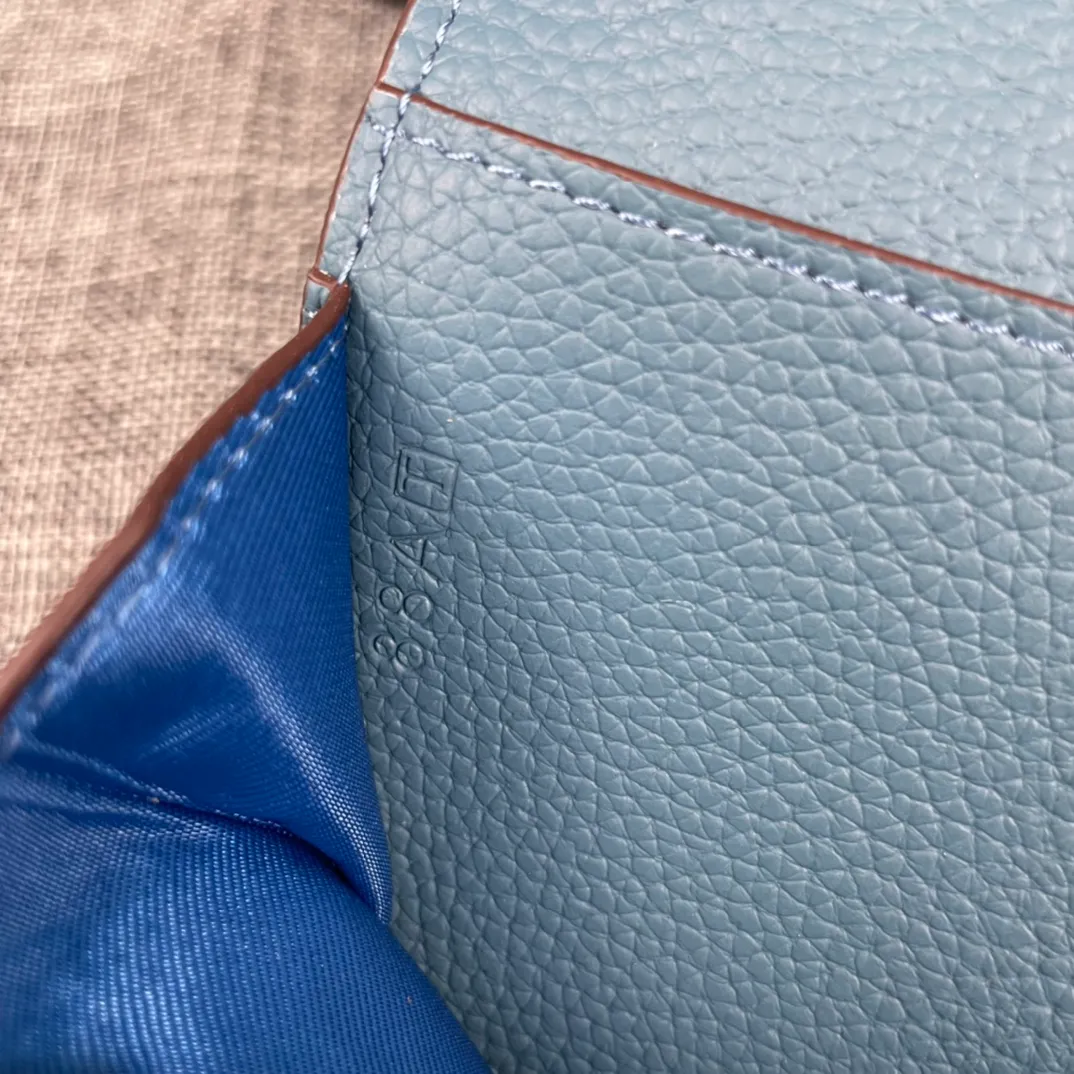 Original quality, p300💰 Hermès Dogon Duo detachable wallet Model: 533 gold buckle Made of Togo calfskin, with original OEM code inside💄 Exquisite workmanship, 8 card slots, 1 bill pocket, 2 extra pockets, a detachable coin purse and palladium-plated saddle nail lock Size: 20.1cm*12.5cm