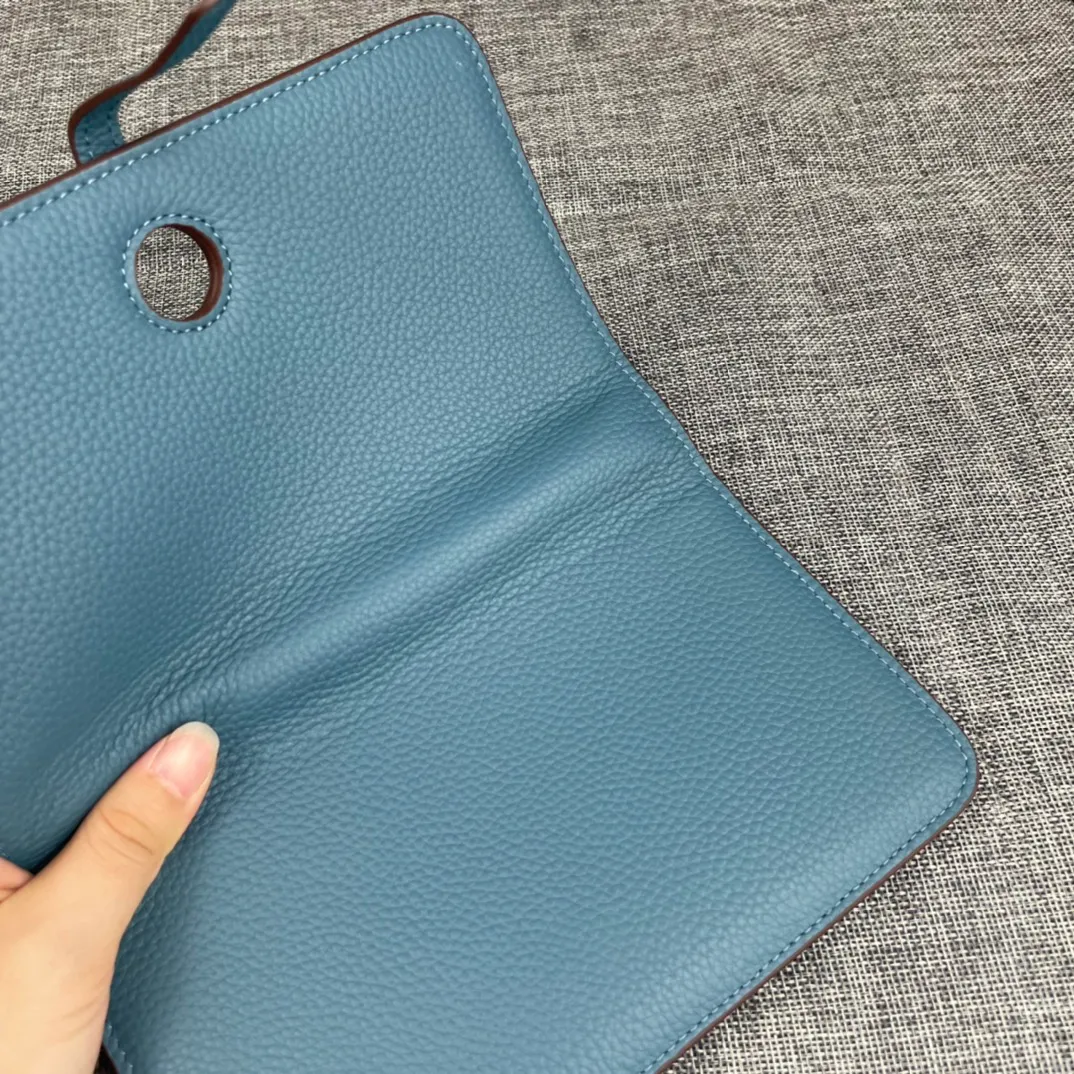 Original quality, p300💰 Hermès Dogon Duo detachable wallet Model: 533 gold buckle Made of Togo calfskin, with original OEM code inside💄 Exquisite workmanship, 8 card slots, 1 bill pocket, 2 extra pockets, a detachable coin purse and palladium-plated saddle nail lock Size: 20.1cm*12.5cm