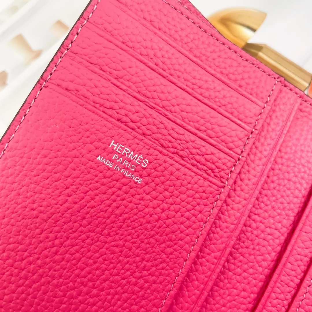 [Hermes new wallet]💰250 Model: H230 silver buckle Dimensions: length 13.5x width 10.5x thickness 2 cm Made of togo calfskin, equipped with 10 card slots, 1 banknote pocket, palladium-plated lock buckle, exquisite and perfect workmanship, original OEM code inside
