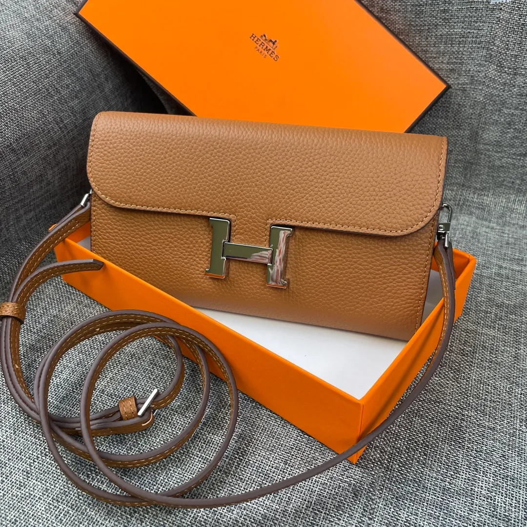 Hermes Constance p330💰 Hermes model: 9852 silver band togo leather size: 22*11cm 🇫🇷Overseas🇫🇷Imported Togo cowhide with original OEM code inside, soft and comfortable to the touch. The original replica is matched with silver hardware, exquisite and elegant, and the oil edge is straight and smooth🎈There are two large note slots, a zipper pocket, and 12 card slots🚚The shoulder strap is adjustable