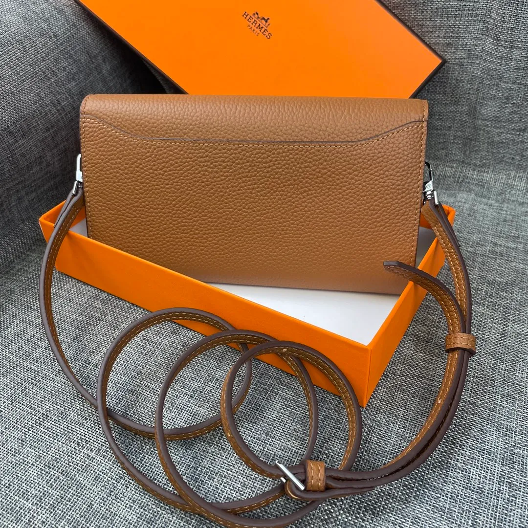 Hermes Constance p330💰 Hermes model: 9852 silver band togo leather size: 22*11cm 🇫🇷Overseas🇫🇷Imported Togo cowhide with original OEM code inside, soft and comfortable to the touch. The original replica is matched with silver hardware, exquisite and elegant, and the oil edge is straight and smooth🎈There are two large note slots, a zipper pocket, and 12 card slots🚚The shoulder strap is adjustable