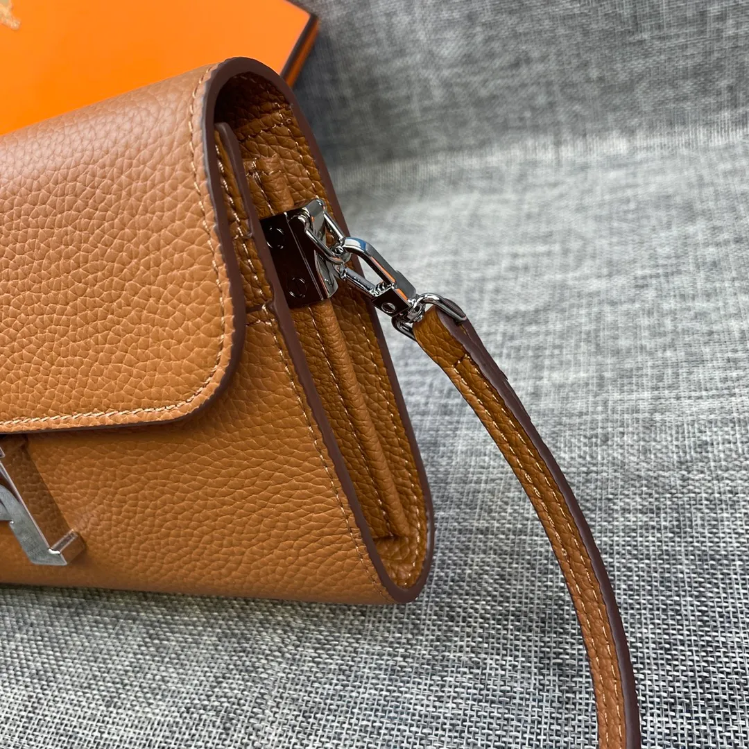Hermes Constance p330💰 Hermes model: 9852 silver band togo leather size: 22*11cm 🇫🇷Overseas🇫🇷Imported Togo cowhide with original OEM code inside, soft and comfortable to the touch. The original replica is matched with silver hardware, exquisite and elegant, and the oil edge is straight and smooth🎈There are two large note slots, a zipper pocket, and 12 card slots🚚The shoulder strap is adjustable