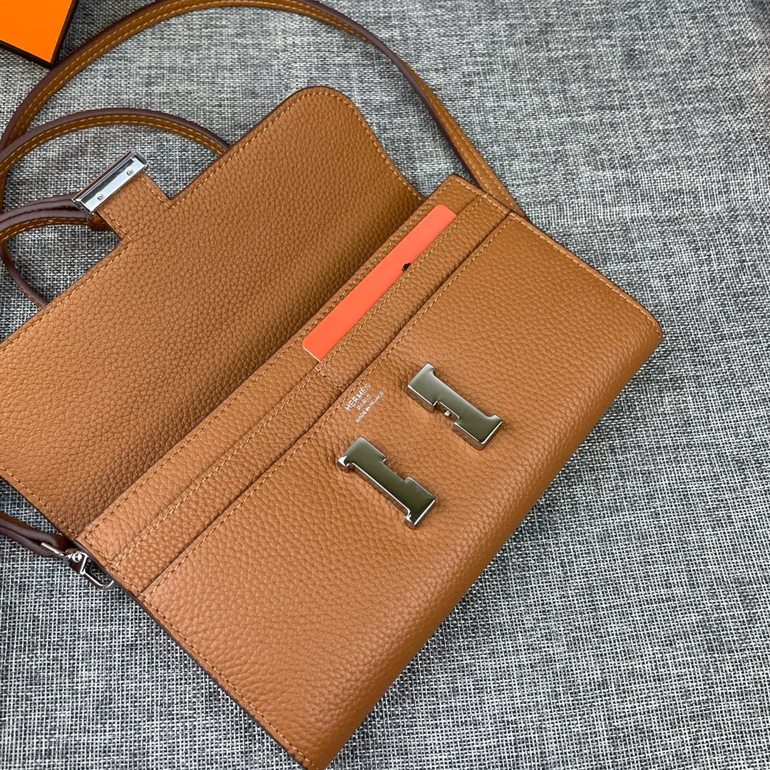 Hermes Constance p330💰 Hermes model: 9852 silver band togo leather size: 22*11cm 🇫🇷Overseas🇫🇷Imported Togo cowhide with original OEM code inside, soft and comfortable to the touch. The original replica is matched with silver hardware, exquisite and elegant, and the oil edge is straight and smooth🎈There are two large note slots, a zipper pocket, and 12 card slots🚚The shoulder strap is adjustable