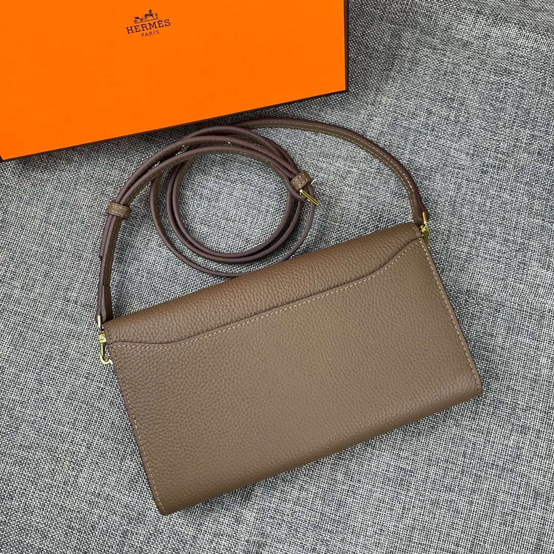 Hermes Constance p330💰 Hermes model: 9852 gold belt togo leather size: 22*11cm 🇫🇷Overseas🇫🇷Imported Togo cowhide, with original OEM code inside, soft and comfortable to the touch. The original replica is matched with silver hardware, exquisite and elegant, and the oil edge is straight and smooth🎈There are two large note slots, a zipper pocket, and 12 card slots🚚The shoulder strap is adjustable