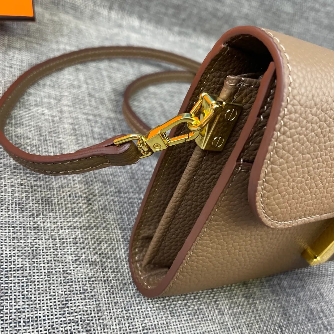 Hermes Constance p330💰 Hermes model: 9852 gold belt togo leather size: 22*11cm 🇫🇷Overseas🇫🇷Imported Togo cowhide, with original OEM code inside, soft and comfortable to the touch. The original replica is matched with silver hardware, exquisite and elegant, and the oil edge is straight and smooth🎈There are two large note slots, a zipper pocket, and 12 card slots🚚The shoulder strap is adjustable