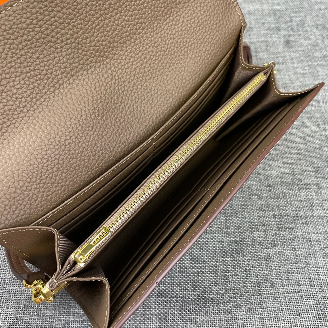 Hermes Constance p330💰 Hermes model: 9852 gold belt togo leather size: 22*11cm 🇫🇷Overseas🇫🇷Imported Togo cowhide, with original OEM code inside, soft and comfortable to the touch. The original replica is matched with silver hardware, exquisite and elegant, and the oil edge is straight and smooth🎈There are two large note slots, a zipper pocket, and 12 card slots🚚The shoulder strap is adjustable