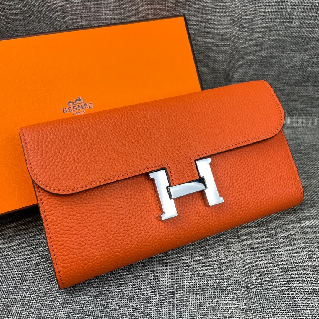 Hermes Constance p270💰 Hermes model: 539 silver buckle togo leather size: 22*11cm 🇫🇷Overseas🇫🇷Imported Togo cowhide, soft and comfortable to the touch. The original replica is matched with gold hardware and has the original OEM code inside. It is exquisite and elegant, and the oil edges are straight and smooth🎈There are two large note slots, a zipper pocket, and 12 card slots inside🚚