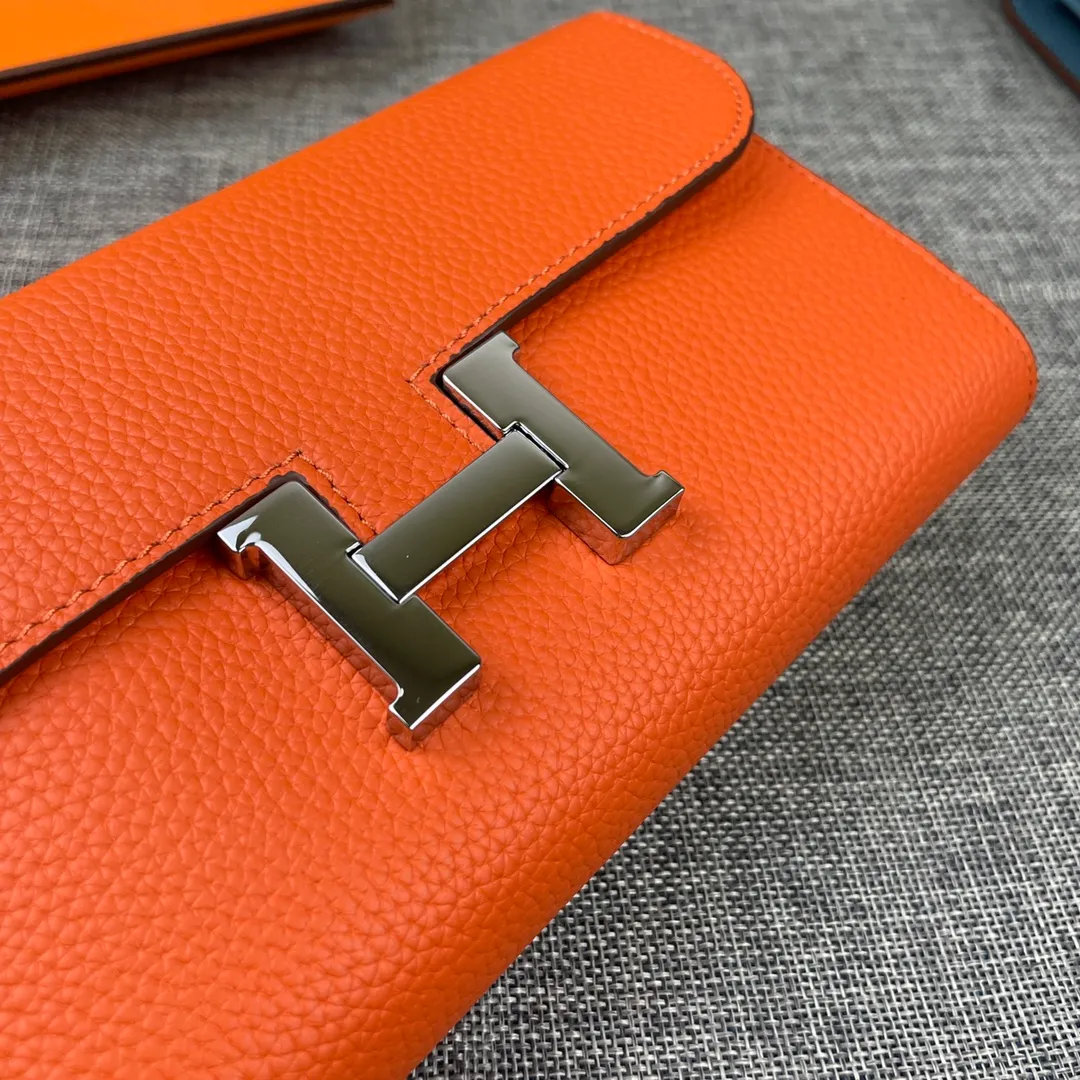 Hermes Constance p270💰 Hermes model: 539 silver buckle togo leather size: 22*11cm 🇫🇷Overseas🇫🇷Imported Togo cowhide, soft and comfortable to the touch. The original replica is matched with gold hardware and has the original OEM code inside. It is exquisite and elegant, and the oil edges are straight and smooth🎈There are two large note slots, a zipper pocket, and 12 card slots inside🚚