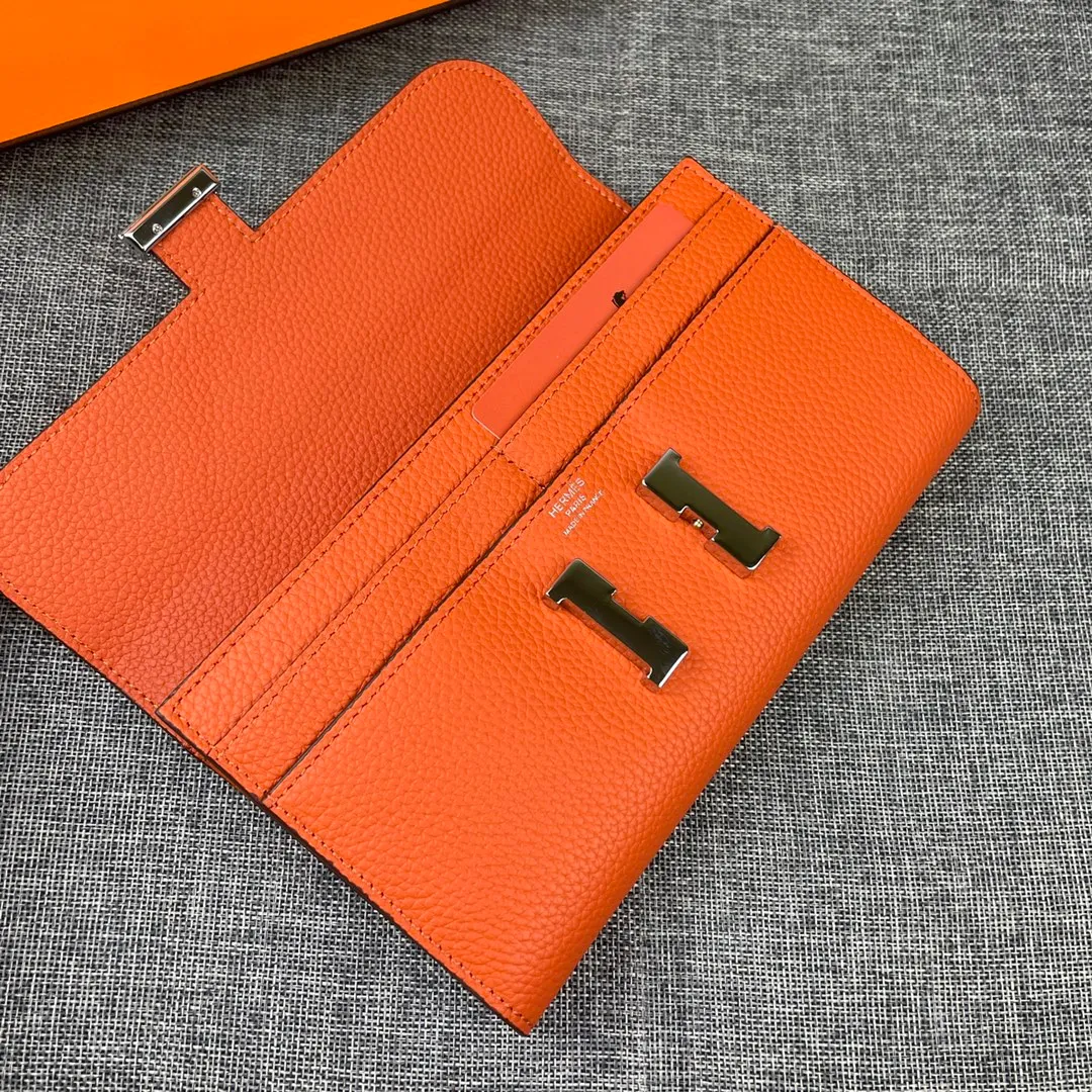 Hermes Constance p270💰 Hermes model: 539 silver buckle togo leather size: 22*11cm 🇫🇷Overseas🇫🇷Imported Togo cowhide, soft and comfortable to the touch. The original replica is matched with gold hardware and has the original OEM code inside. It is exquisite and elegant, and the oil edges are straight and smooth🎈There are two large note slots, a zipper pocket, and 12 card slots inside🚚