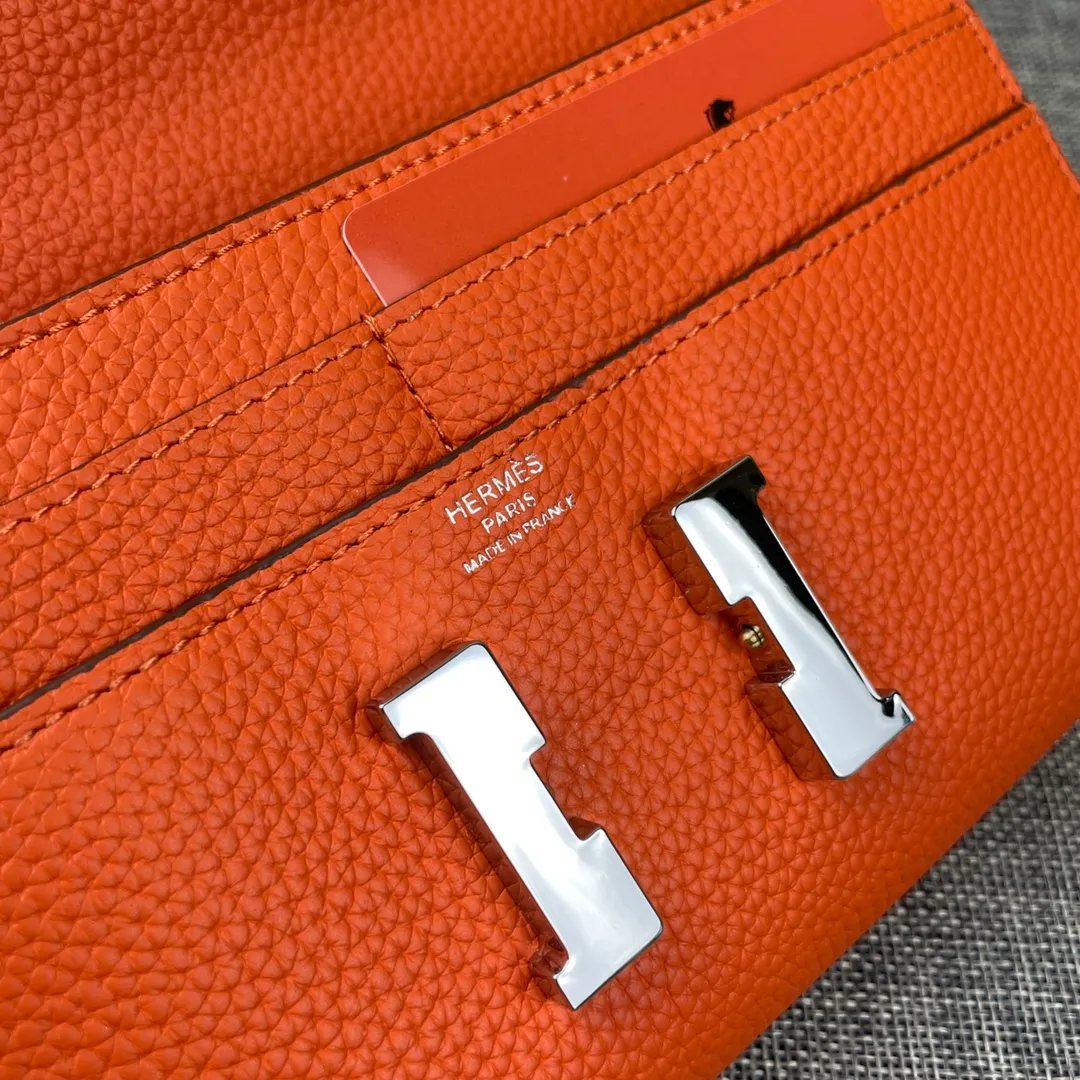 Hermes Constance p270💰 Hermes model: 539 silver buckle togo leather size: 22*11cm 🇫🇷Overseas🇫🇷Imported Togo cowhide, soft and comfortable to the touch. The original replica is matched with gold hardware and has the original OEM code inside. It is exquisite and elegant, and the oil edges are straight and smooth🎈There are two large note slots, a zipper pocket, and 12 card slots inside🚚