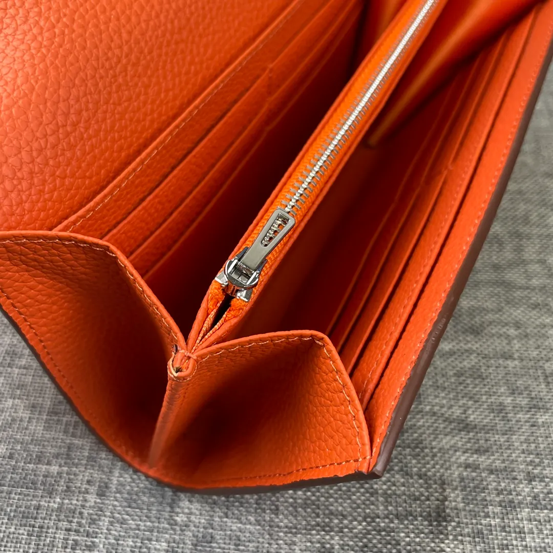 Hermes Constance p270💰 Hermes model: 539 silver buckle togo leather size: 22*11cm 🇫🇷Overseas🇫🇷Imported Togo cowhide, soft and comfortable to the touch. The original replica is matched with gold hardware and has the original OEM code inside. It is exquisite and elegant, and the oil edges are straight and smooth🎈There are two large note slots, a zipper pocket, and 12 card slots inside🚚