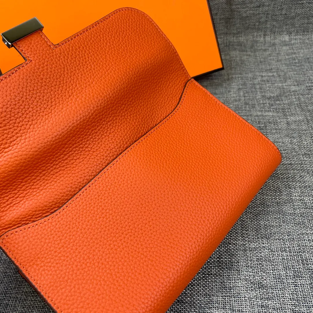 Hermes Constance p270💰 Hermes model: 539 silver buckle togo leather size: 22*11cm 🇫🇷Overseas🇫🇷Imported Togo cowhide, soft and comfortable to the touch. The original replica is matched with gold hardware and has the original OEM code inside. It is exquisite and elegant, and the oil edges are straight and smooth🎈There are two large note slots, a zipper pocket, and 12 card slots inside🚚