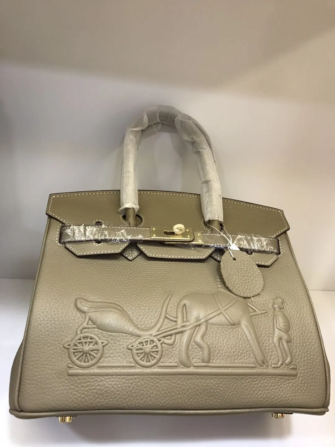 760💰,💥Hermès🐴🐴🏇🏇🚴🏻🚴🏻Horse carriage/Hermes💥Official classic production💋Birkin bag💋Original quality coming👉Using imported pebbled cowhide leather👑 Equipped with pure 24k hardware💎Excellent workmanship👏👏Legendary slow work and meticulous work💓Real pictures taken💓There is no best, only better [smile], size 30-22-16cm