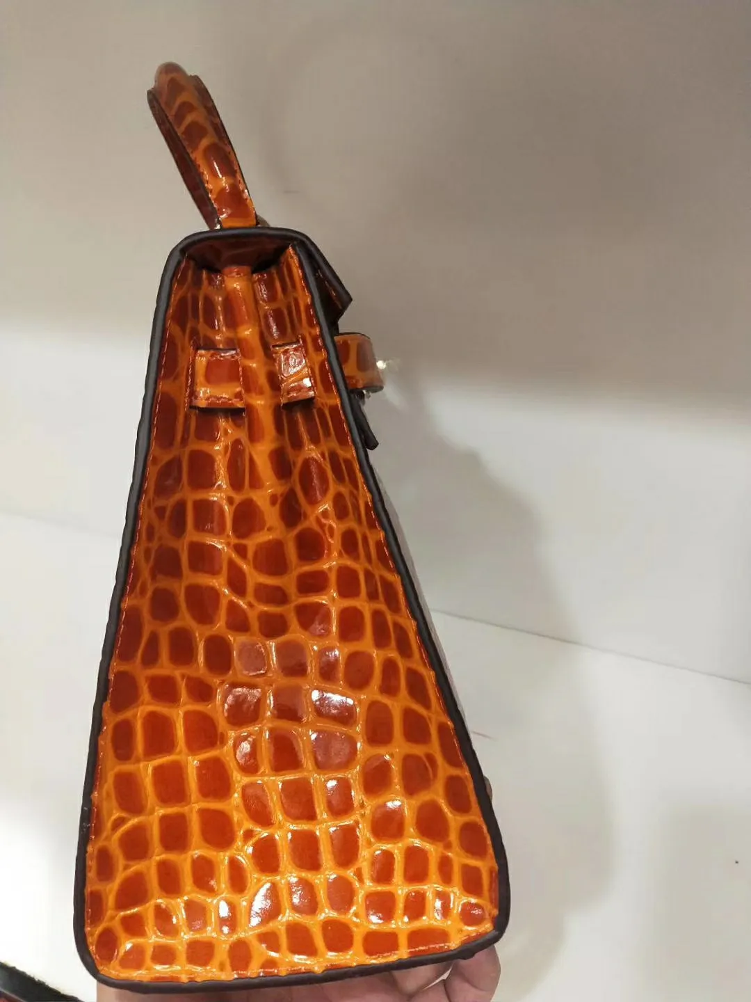 Batch 50cmP640, 28cmP680💅💅🎈Hermes 🎈Hermes 😱Classic Kelly crocodile pattern Original first-layer cowhide leather inner sheepskin [strong] Original steel hardware Selected crocodile pattern Exquisite workmanship Detailed quality depends on the real thing and the picture Original workmanship Comes with a long shoulder strap Reasonable price Classic coming [Seduce] The picture above must sell [Victory] Size: 25×20×10cm, 28×23×13cm