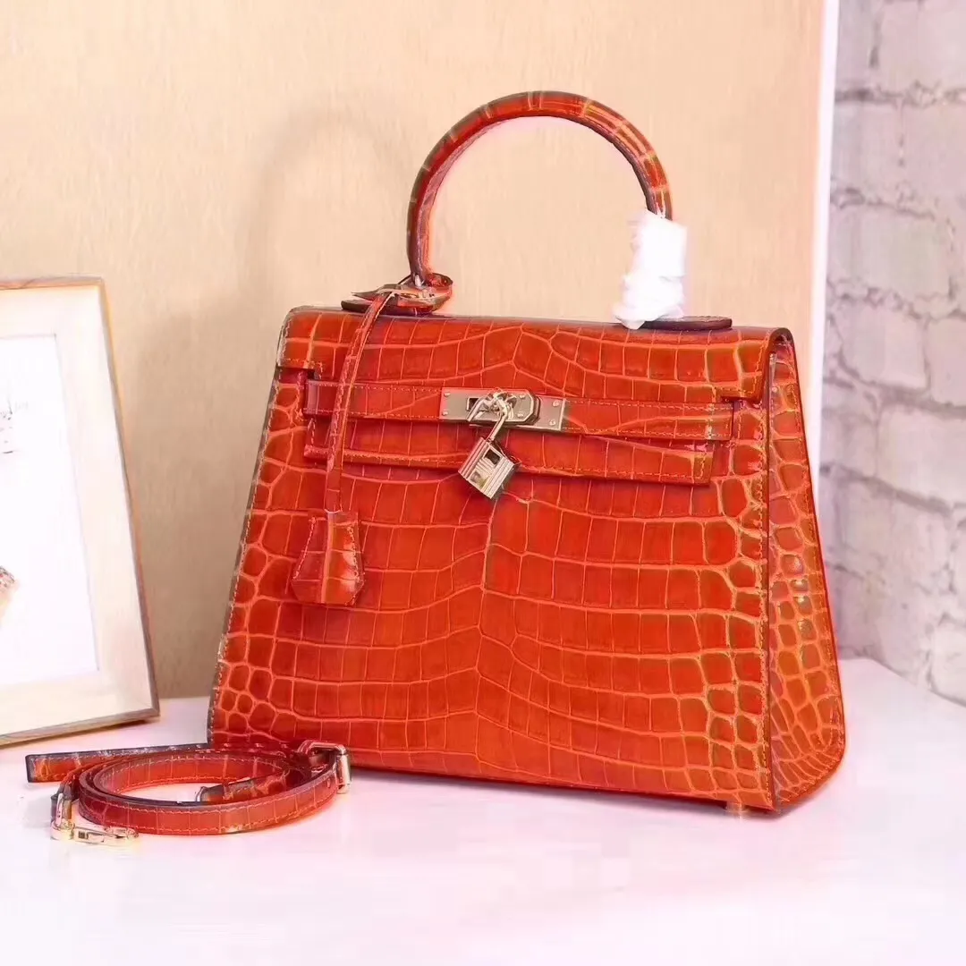 Batch 50cmP640, 28cmP680💅💅🎈Hermes 🎈Hermes 😱Classic Kelly crocodile pattern Original first-layer cowhide leather inner sheepskin [strong] Original steel hardware Selected crocodile pattern Exquisite workmanship Detailed quality depends on the real thing and the picture Original workmanship Comes with a long shoulder strap Reasonable price Classic coming [Seduce] The picture above must sell [Victory] Size: 25×20×10cm, 28×23×13cm