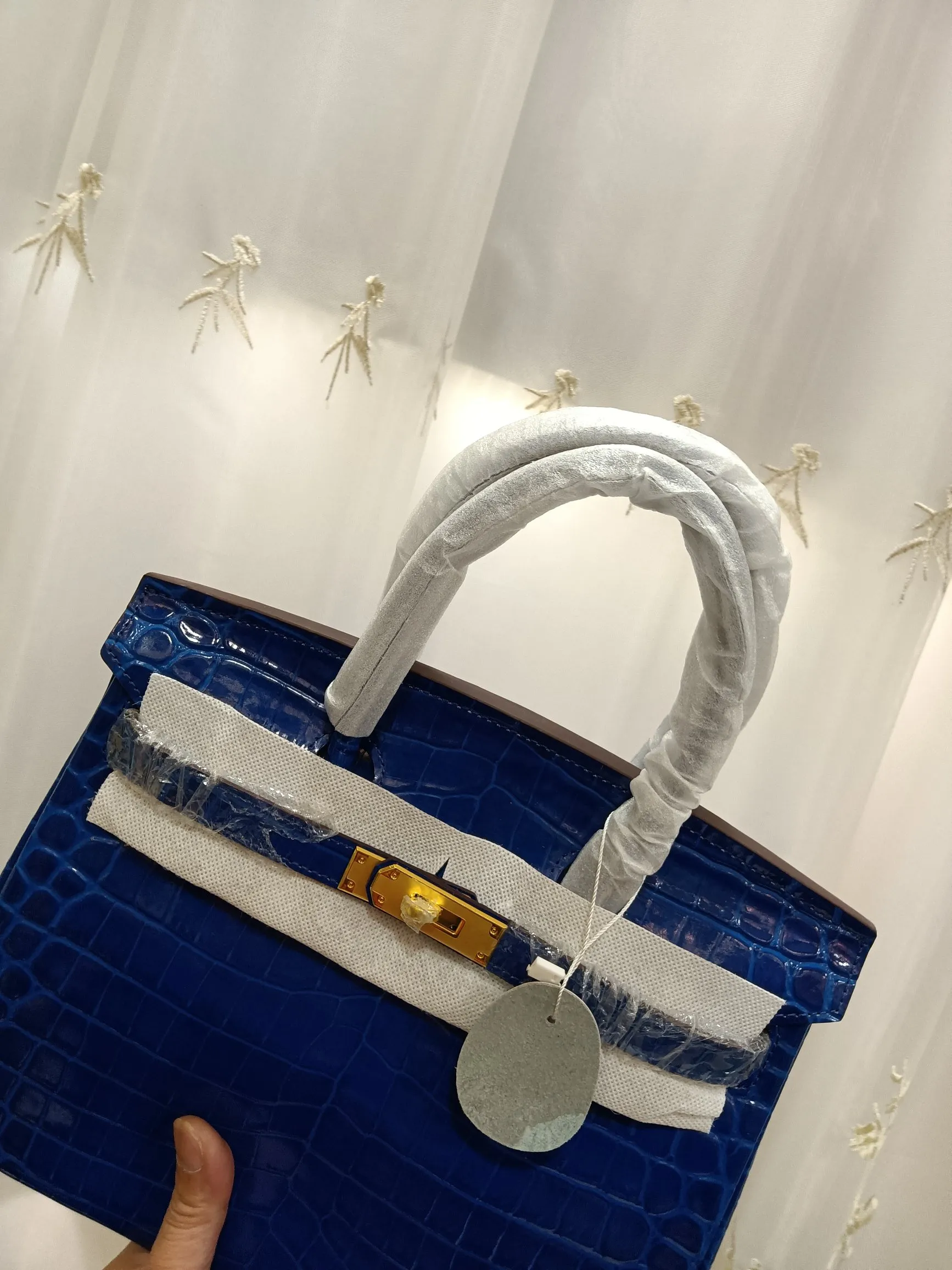 Hot model debuts, price has been adjusted💰800/380/360💥Hermes/Hermes💥Official classic production💋Platinum crocodile pattern💋Original quality coming👉Using imported crocodile pattern cowhide , with pure 24k original hardware💎Size: large 35*25*18cm/medium 30*22*16cm/small 25* 20*14cm👛Excellent workmanship👏👏Legendary slow work and careful work💓Real pictures taken💓Classic beauty worth owning💃🏻💃🏻💃🏻