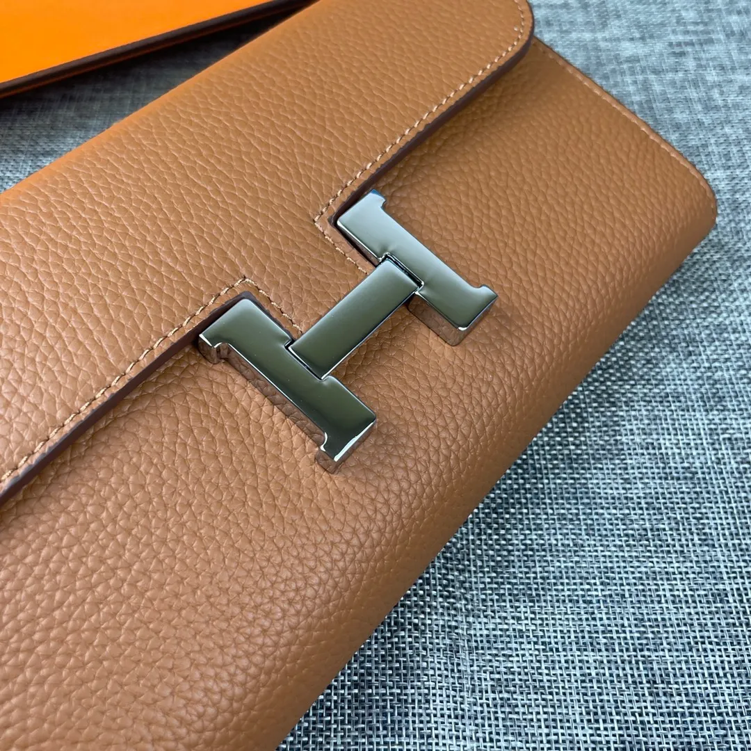 Hermes Constance p270💰 Hermes model: 539 silver buckle togo leather size: 22*11cm 🇫🇷Overseas🇫🇷Imported Togo cowhide, soft and comfortable to the touch. The original replica is matched with gold hardware and has the original OEM code inside. It is exquisite and elegant, and the oil edges are straight and smooth🎈There are two large note slots, a zipper pocket, and 12 card slots inside🚚