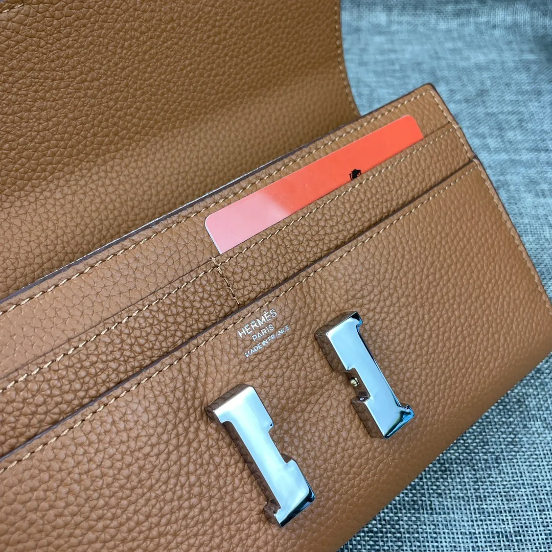 Hermes Constance p270💰 Hermes model: 539 silver buckle togo leather size: 22*11cm 🇫🇷Overseas🇫🇷Imported Togo cowhide, soft and comfortable to the touch. The original replica is matched with gold hardware and has the original OEM code inside. It is exquisite and elegant, and the oil edges are straight and smooth🎈There are two large note slots, a zipper pocket, and 12 card slots inside🚚