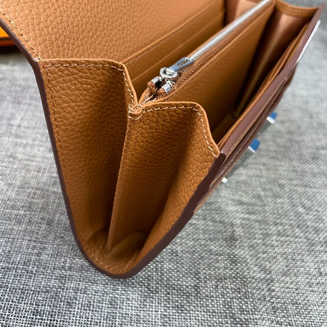 Hermes Constance p270💰 Hermes model: 539 silver buckle togo leather size: 22*11cm 🇫🇷Overseas🇫🇷Imported Togo cowhide, soft and comfortable to the touch. The original replica is matched with gold hardware and has the original OEM code inside. It is exquisite and elegant, and the oil edges are straight and smooth🎈There are two large note slots, a zipper pocket, and 12 card slots inside🚚